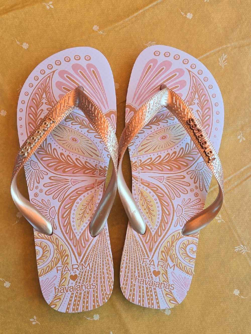 Havaianas Women’s Pink Flip Flops with Rose Gold Straps